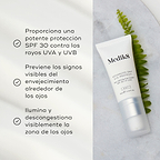 El tubo de Advanced Day Eye Protect yace sobre una superficie de mármol junto a una hoja verde de helecho. El texto destaca su protección SPF 30, la prevención de los signos visibles del envejecimiento y su capacidad para iluminar y desinflamar el contorno de ojos.
