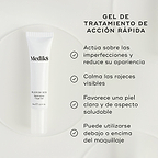 Se presenta un tubo blanco de Blemish SOS Rapid Action Target Gel. El texto lo destaca como un “GEL DE TRATAMIENTO DE ACCIÓN RÁPIDA”. Cuatro viñetas con marcas de verificación enumeran sus beneficios:

Actúa sobre las imperfecciones y reduce su apariencia
Calma el enrojecimiento visible
Favorece una piel clara y de aspecto saludable
Puede utilizarse debajo o encima del maquillaje