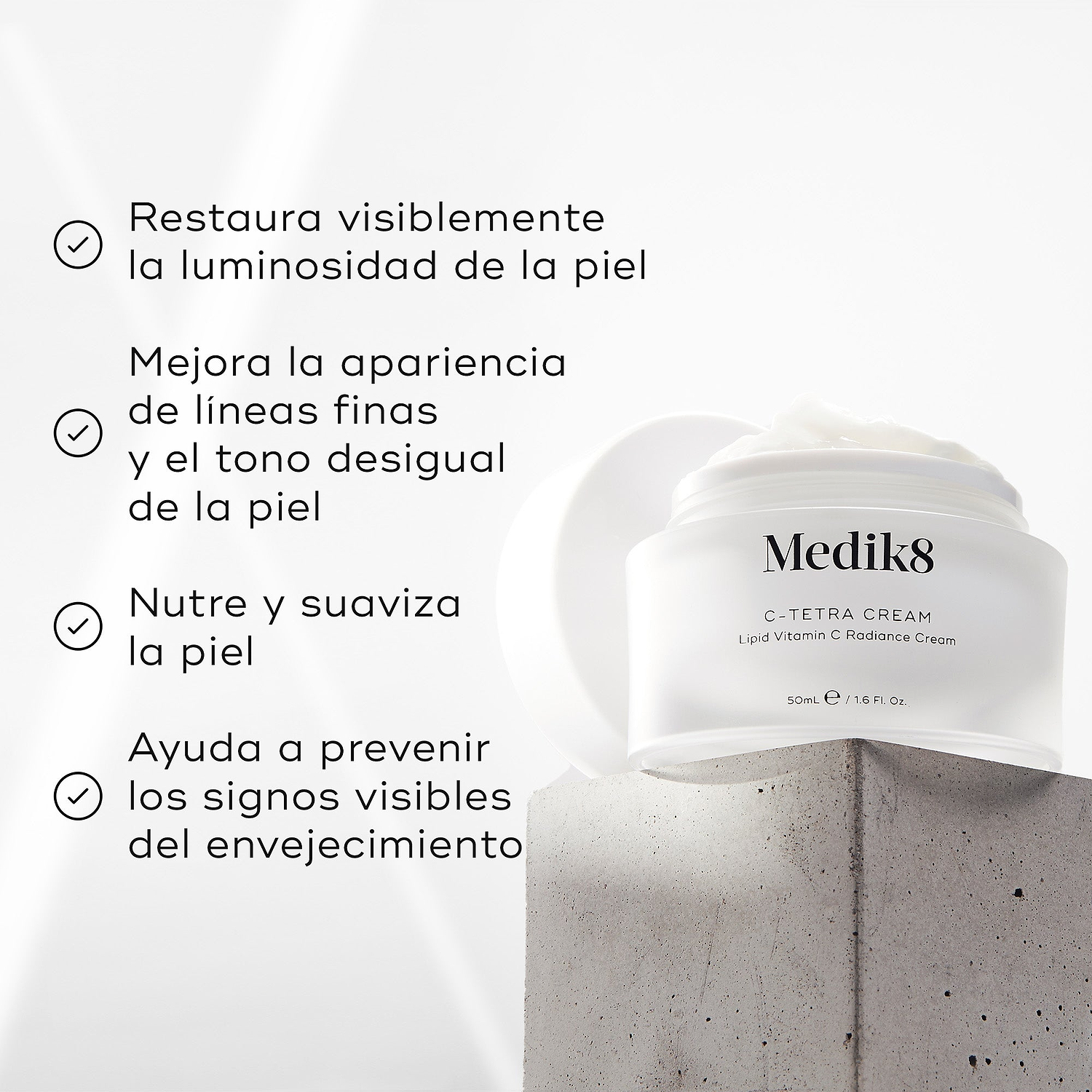 El tarro de C-Tetra Cream está colocado sobre un bloque de piedra gris con un fondo blanco iluminado por suaves rayos de luz. La imagen incluye cuatro afirmaciones con marcas de verificación:

Restaura visiblemente la luminosidad de la piel
Mejora la apariencia de líneas finas y tono desigual
Nutre y suaviza la piel
Ayuda a prevenir los signos visibles del envejecimiento