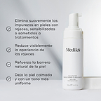 Imagen dividida que muestra la botella del limpiador junto a una lista de beneficios, entre ellos: «Elimina suavemente las impurezas de la piel enrojecida, sensible y tratada» y «Reduce la apariencia del enrojecimiento».

