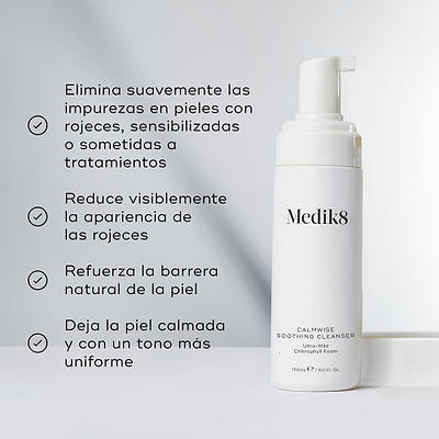 Imagen dividida que muestra la botella del limpiador junto a una lista de beneficios, entre ellos: «Elimina suavemente las impurezas de la piel enrojecida, sensible y tratada» y «Reduce la apariencia del enrojecimiento».
