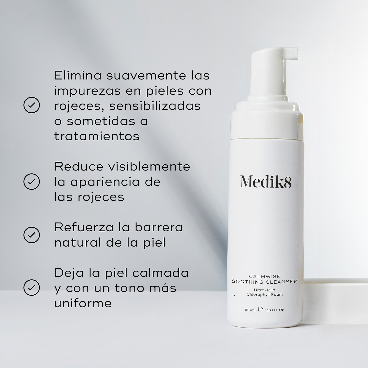 Imagen dividida que muestra la botella del limpiador junto a una lista de beneficios, entre ellos: «Elimina suavemente las impurezas de la piel enrojecida, sensible y tratada» y «Reduce la apariencia del enrojecimiento».
