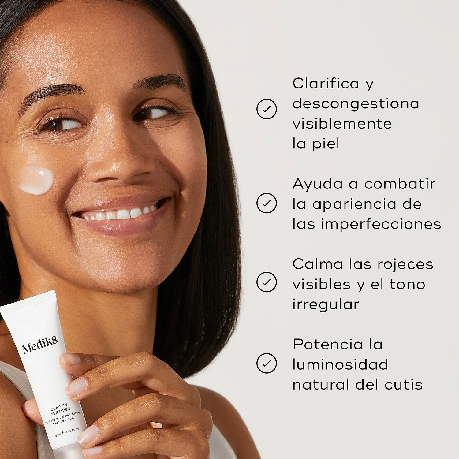 Una lista de beneficios aparece junto a una modelo sosteniendo el tubo de Clarity Peptides. El texto afirma que ayuda a clarificar visiblemente la tez, combatir las imperfecciones, calmar el enrojecimiento y aumentar la luminosidad.