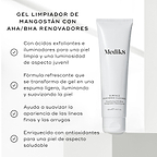 Tubo de Medik8 Surface Radiance Cleanse sobre un fondo brillante con gráficos de marcas de verificación. El texto destaca sus beneficios: ácidos iluminadores y exfoliantes para un brillo juvenil, fórmula refrescante de gel a espuma ligera que suaviza la piel, ayuda a reducir líneas finas y arrugas, y está enriquecido con antioxidantes para una piel de aspecto saludable.