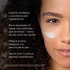 El rostro de una mujer aparece con una pequeña cantidad de crema blanca en la mejilla. Cuatro viñetas con marcas de verificación enumeran los beneficios: ilumina, revitaliza y suaviza visiblemente la piel; ofrece resultados 8 veces más potentes que el retinol* — tanto de día como de noche; mejora el tono y la textura desiguales de la piel; y es un sérum 3 en 1 para una rutina simplificada.