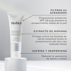 El tubo de Advanced Day Eye Protect se encuentra sobre un pedestal blanco. El texto destaca los filtros UV avanzados para protección SPF 30, el extracto de moringa para proteger frente a los agresores ambientales, y la cafeína y hesperidina para reducir las ojeras y la hinchazón.