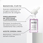Se muestra un frasco cuentagotas de vidrio morado del sérum Bakuchiol Peptides. Los textos destacados detallan sus ingredientes clave: BAKUCHIOL (1,25 %), PRECURSORES DE PÉPTIDOS ILUMINADORES y ACEITE OMEGA DE INKA.