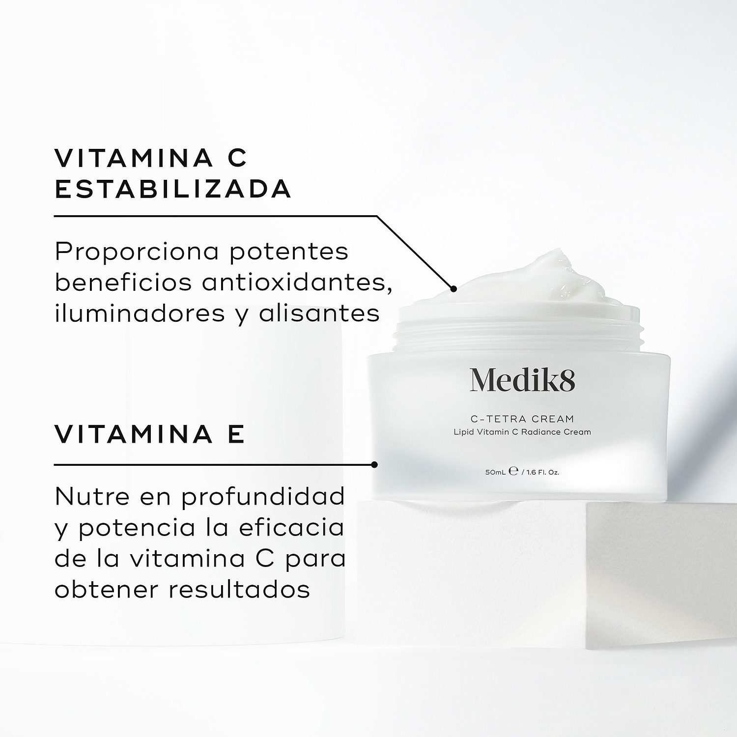 El tarro de C-Tetra Cream aparece abierto sobre un bloque de piedra blanca, en un fondo blanco limpio. La imagen destaca dos ingredientes clave y sus beneficios:

VITAMINA C ESTABILIZADA: aporta potentes beneficios de alisado, luminosidad y acción antioxidante.

VITAMINA E: nutre en profundidad y potencia la acción de la vitamina C para obtener resultados máximos.