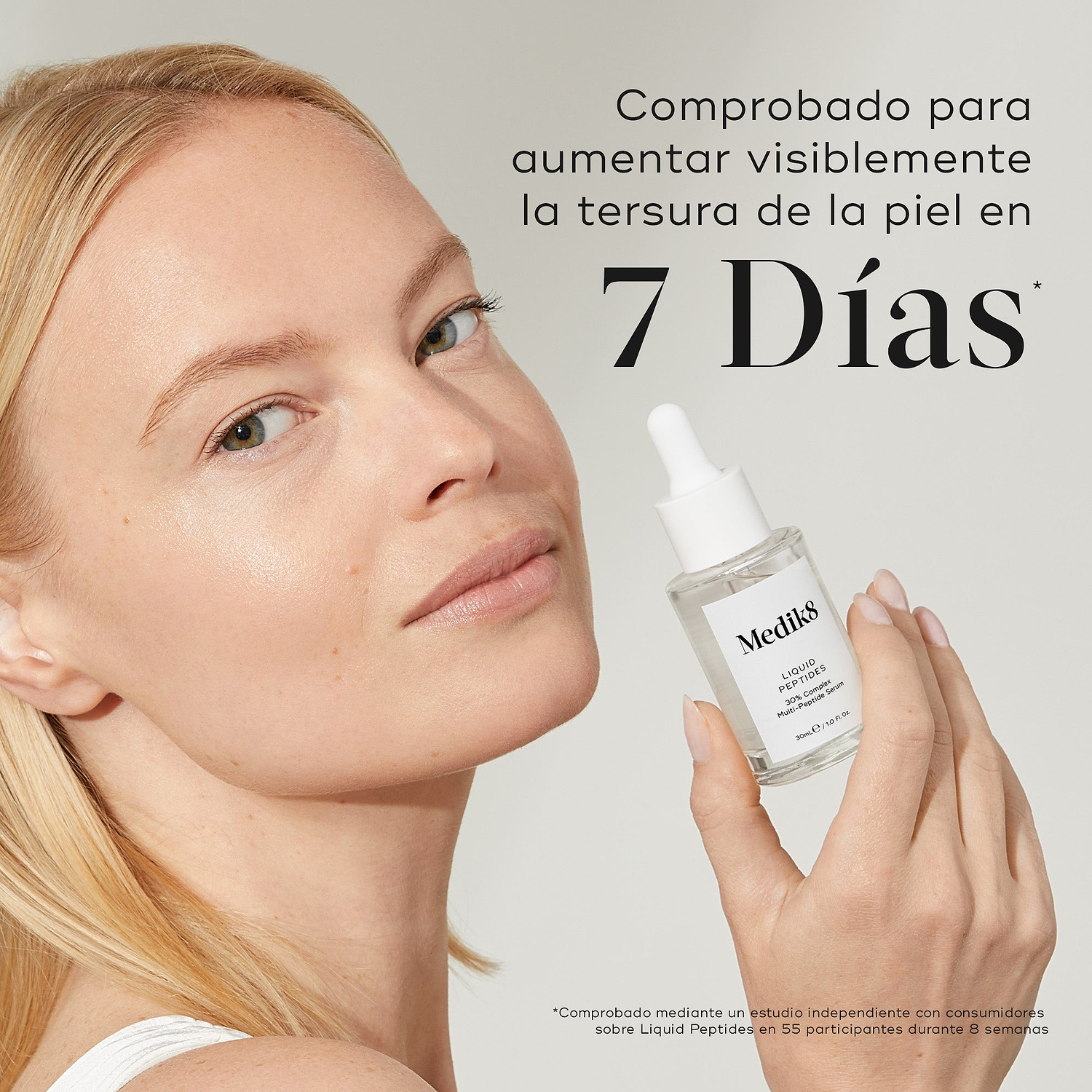 Una mujer sostiene una botella del sérum Liquid Peptides. El texto a la derecha indica: “Comprobado para suavizar la apariencia de líneas finas y arrugas en solo 7 días*”. Una nota al pie señala que esto proviene de un estudio independiente de consumidores.