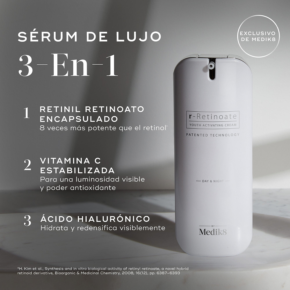 “Para el Reino Unido:

Un gran dispensador cilíndrico blanco de bomba airless de Medik8 r-Retinoate® Day & Night se muestra en posición vertical sobre un fondo gris claro minimalista con sombras sutiles. Superposiciones de texto a la izquierda destacan sus características clave como un «SÉRUM DE LUJO 3 EN 1»:

«RETINYL RETINOATE ENCAPSULADO 8 veces más potente que el retinol*»

«VITAMINA C ESTABILIZADA para una luminosidad visible y poder antioxidante»

«ÁCIDO HIALURÓNICO hidrata y aporta volumen visible»