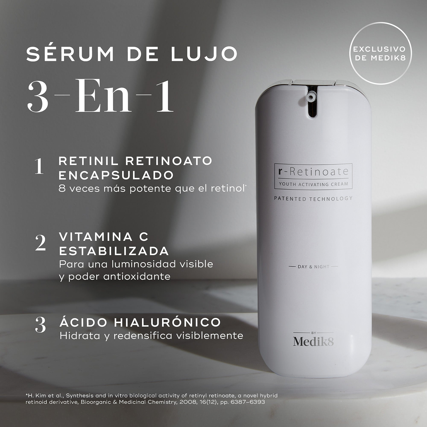 “Para el Reino Unido:

Un gran dispensador cilíndrico blanco de bomba airless de Medik8 r-Retinoate® Day & Night se muestra en posición vertical sobre un fondo gris claro minimalista con sombras sutiles. Superposiciones de texto a la izquierda destacan sus características clave como un «SÉRUM DE LUJO 3 EN 1»:

«RETINYL RETINOATE ENCAPSULADO 8 veces más potente que el retinol*»

«VITAMINA C ESTABILIZADA para una luminosidad visible y poder antioxidante»

«ÁCIDO HIALURÓNICO hidrata y aporta volumen visible»