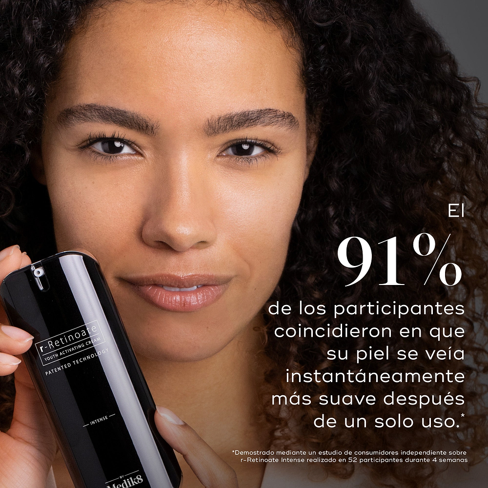 Una persona sostiene un frasco de Medik8 r-Retinoate Intense. El texto indica que el 91 % de los participantes estuvo de acuerdo en que su piel se veía instantáneamente más suave después de solo 1 uso.