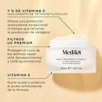 El tarro de cristal abierto de Medik8 Daily Radiance Vitamin C se muestra sobre un fondo dorado cálido con destacados de ingredientes. El texto resalta un 7 % de vitamina C (tetrahexildecil ascorbato) por su protección antioxidante y apoyo al colágeno, filtros UV premium para protección contra los rayos UVA y UVB, y vitamina E para nutrir la piel y potenciar el poder antioxidante.