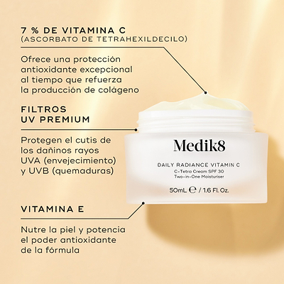 El tarro de cristal abierto de Medik8 Daily Radiance Vitamin C se muestra sobre un fondo dorado cálido con destacados de ingredientes. El texto resalta un 7 % de vitamina C (tetrahexildecil ascorbato) por su protección antioxidante y apoyo al colágeno, filtros UV premium para protección contra los rayos UVA y UVB, y vitamina E para nutrir la piel y potenciar el poder antioxidante.