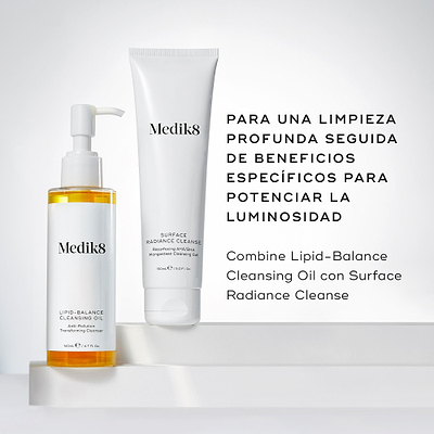 La botella de Lipid-Balance Cleansing Oil se encuentra junto a un tubo de Surface Radiance Cleanse. El texto recomienda combinar ambos para una limpieza profunda seguida de beneficios específicos que potencian la luminosidad de la piel.