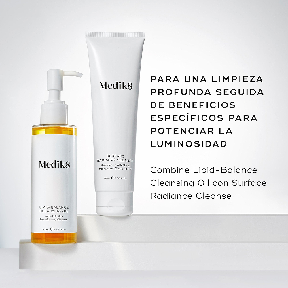 La botella de Lipid-Balance Cleansing Oil se encuentra junto a un tubo de Surface Radiance Cleanse. El texto recomienda combinar ambos para una limpieza profunda seguida de beneficios específicos que potencian la luminosidad de la piel.