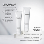 Tubos de Medik8 Pore Cleanse Gel Intense y Surface Radiance Cleanse exhibidos juntos sobre bloques blancos. El texto de Pore Cleanse Gel Intense indica que ayuda a reducir la grasa, minimizar el brillo y la apariencia de los poros dilatados. El texto de Surface Radiance Cleanse destaca el alisado y la luminosidad de la piel, además de combatir los signos del envejecimiento, como la opacidad y la textura desigual.