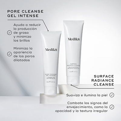 Tubos de Medik8 Pore Cleanse Gel Intense y Surface Radiance Cleanse exhibidos juntos sobre bloques blancos. El texto de Pore Cleanse Gel Intense indica que ayuda a reducir la grasa, minimizar el brillo y la apariencia de los poros dilatados. El texto de Surface Radiance Cleanse destaca el alisado y la luminosidad de la piel, además de combatir los signos del envejecimiento, como la opacidad y la textura desigual.