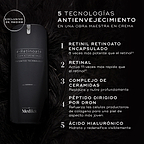 Botella de la crema Medik8 r-Retinoate Intense sobre un fondo oscuro con textura de plumas. El texto destaca 5 tecnologías antiedad: Retinyl Retinoate encapsulado, Retinal, Complejo de Ceramidas, Péptido dirigido tipo “drone” y Ácido Hialurónico.