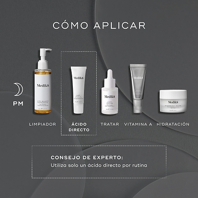 Gráfico nocturno minimalista y oscuro «How to Layer» con un icono de luna y una rutina PM. Los productos Medik8 aparecen en orden con texto debajo de cada uno: «Limpieza» (Lipid-Balance Cleansing Oil), «Ácido directo» (Sleep Glycolic), «Tratamiento específico» (Liquid Peptides), «Vitamina A» (Crystal Retinal) e «Hidratación» (Advanced Night Restore). Un recuadro punteado resalta el paso «Ácido directo». Debajo, una nota indica: «Consejo experto: utiliza solo un ácido directo por rutina».
