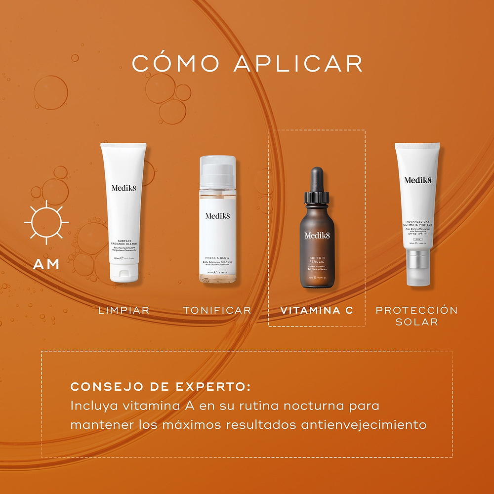 «Guía de aplicación por capas de Medik8 titulada «CÓMO APLICAR POR CAPAS», sobre un fondo naranja intenso con burbujas translúcidas de sérum. Un icono de sol matutino indica una rutina matutina de cuatro pasos, con el tercer paso resaltado en un recuadro blanco con línea discontinua:

LIMPIEZA: Tubo de Surface Radiance Cleanse de Medik8.

TONIFICACIÓN: Frasco de «Press & Glow» de Medik8.

VITAMINA C: Frasco de suero «Super C Ferulic» de Medik8.

PROTECCIÓN SOLAR: Tubo de «Advanced Day Ultimate Protect» de M