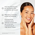 Imagen dividida entre un fondo con textura de crema blanca y una mujer sonriente tocando su rostro radiante. El texto destaca los beneficios principales con marcas de verificación: «Aporta hidratación a las capas más profundas de la piel», «Rellena y suaviza la piel al instante» y «Clínicamente probado para mejorar la función de la barrera cutánea en un +30 % en 1 hora».