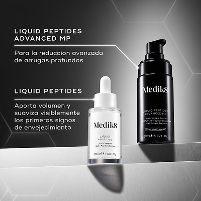 Comparación entre **LIQUID PEPTIDES ADVANCED MP** (en una botella negra con dispensador), diseñado para la reducción avanzada de arrugas profundas, y **LIQUID PEPTIDES** (en una botella blanca con cuentagotas), formulado para rellenar visiblemente y suavizar los primeros signos del envejecimiento.
