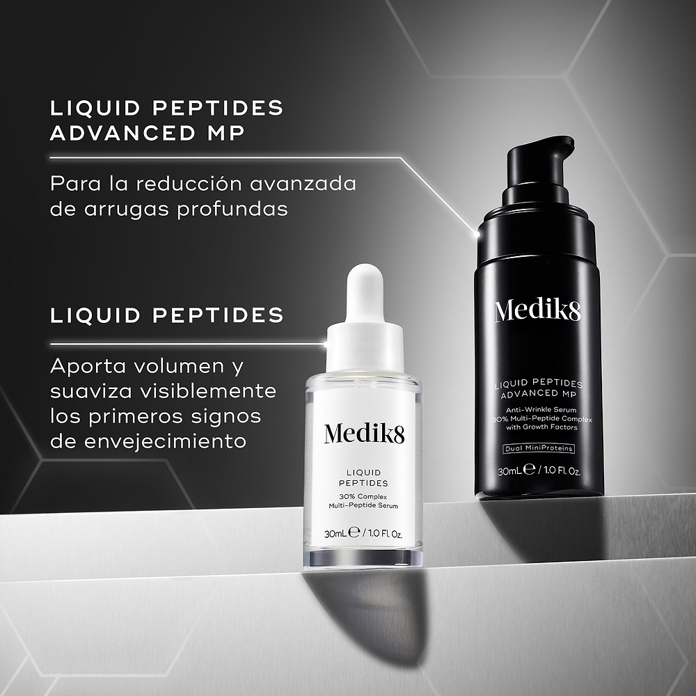Comparación entre **LIQUID PEPTIDES ADVANCED MP** (en una botella negra con dispensador), diseñado para la reducción avanzada de arrugas profundas, y **LIQUID PEPTIDES** (en una botella blanca con cuentagotas), formulado para rellenar visiblemente y suavizar los primeros signos del envejecimiento.
