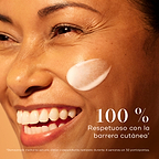 Mujer sonriente con una piel radiante y una aplicación de sérum Medik8 C-Tetra Advanced en la mejilla, destacando un 0 % de alteración de la barrera cutánea para una luminosidad suave pero eficaz.