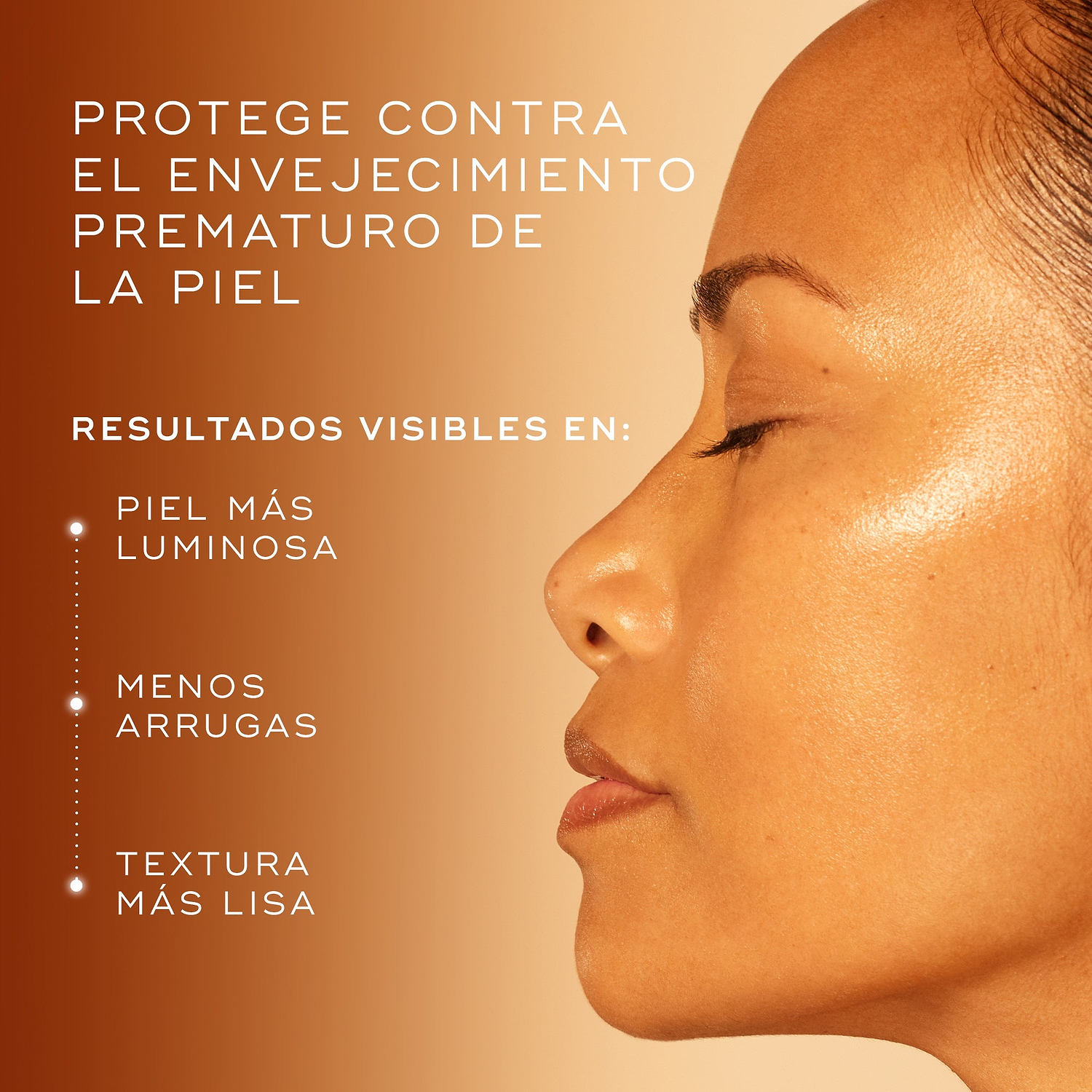 Primer plano de una mujer con una piel radiante y de tono uniforme, con un texto que destaca cómo C-Tetra Advanced ayuda a proteger contra el envejecimiento prematuro al mejorar la luminosidad, las arrugas y la textura de la piel.
