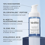 Botella de sérum Medik8 Niacinamide Peptides mostrada sobre un pedestal azul. Líneas conectan la botella con un texto que detalla los ingredientes clave: 10 % de niacinamida, 3 % de péptido Crystalide, N-acetilglucosamina, 1 % de Zinc PCA y ácido hialurónico.