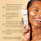 Un modelo sonriente sostiene el tubo de Medik8 Advanced Day Ultimate Protect con una muestra de crema blanca en la mejilla sobre un fondo beige cálido. El texto destaca cuatro beneficios clave: protección avanzada contra los rayos UV y los factores de estrés ambiental, reparación del daño en el ADN tras la exposición a los rayos UV, el 94 % está de acuerdo en que se siente como una crema hidratante y el 100 % no experimentó formación de grumos ni efecto “pilling”.
