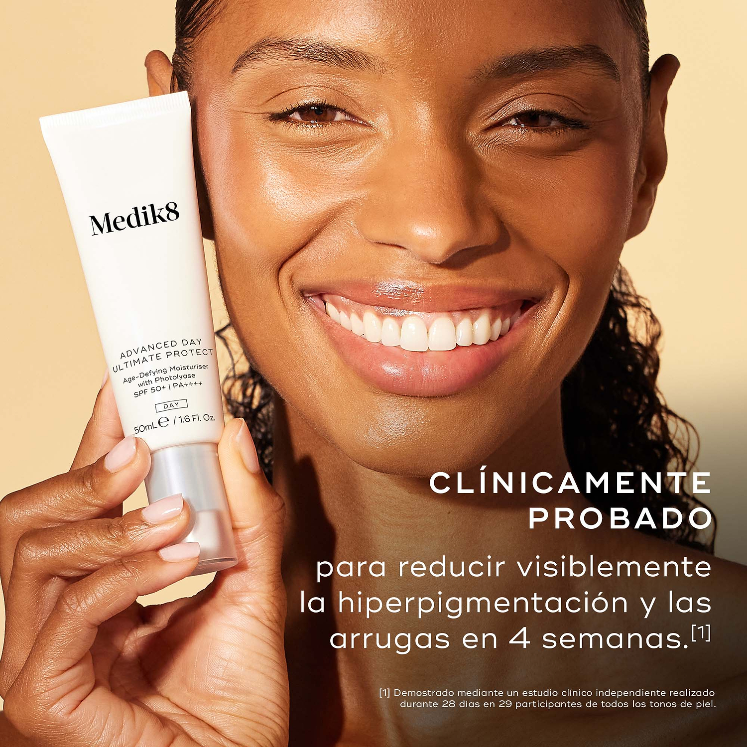 Primer plano de una mujer sonriente con una tez radiante sosteniendo un tubo de Advanced Day Ultimate Protect. El texto indica: «CLÍNICAMENTE PROBADO para reducir la hiperpigmentación visible y las arrugas en 4 semanas».
