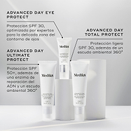Tres protectores solares de Medik8 mostrados sobre pedestales blancos contra un fondo gris. Las etiquetas identifican Advanced Day Eye Protect (protección SPF 30 para el área de los ojos), Advanced Day Ultimate Protect (protección SPF 50+ con enzimas de reparación del ADN) y Advanced Day Total Protect (SPF 30 ligero con un escudo ambiental 360°).
