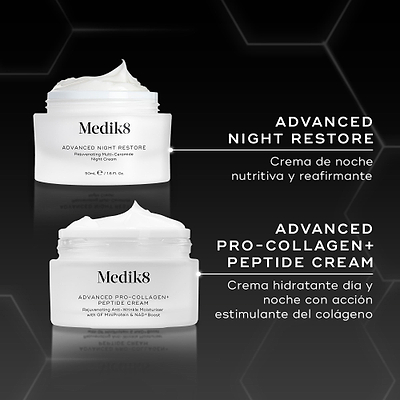 Comparación de los tarros de Medik8 Advanced Night Restore y Advanced Pro-Collagen+ Peptide Cream mostrados uno al lado del otro sobre un fondo negro. El texto contrasta la fórmula nutritiva de noche (PM) de Night Restore con la nueva fórmula ligera Pro-Collagen+ para AM/PM, destacando su capacidad para aumentar la producción de colágeno y reducir las arrugas profundas.