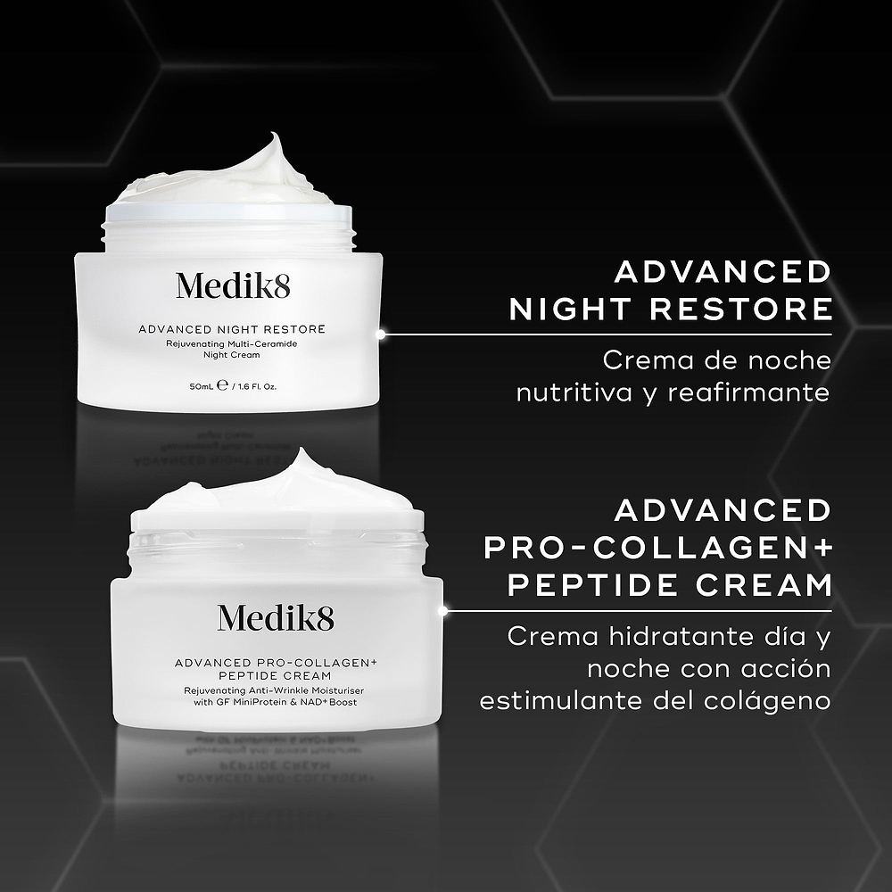 Comparación de los tarros de Medik8 Advanced Night Restore y Advanced Pro-Collagen+ Peptide Cream mostrados uno al lado del otro sobre un fondo negro. El texto contrasta la fórmula nutritiva de noche (PM) de Night Restore con la nueva fórmula ligera Pro-Collagen+ para AM/PM, destacando su capacidad para aumentar la producción de colágeno y reducir las arrugas profundas.