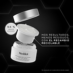 Tarro de crema Medik8 Advanced Pro-Collagen+ Peptide mostrado con una cápsula de recarga reciclable flotando sobre él, sobre un fondo negro con gráficos hexagonales. El texto destaca un 94 % menos de embalaje y resultados visibles con menos residuos.
