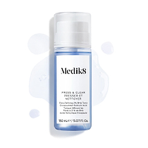 Medik8 Sleep Glycolic Acid Glycolic Peel-Set, bestehend aus einer weißen Tube und der dazu passenden weißen Verpackungsbox vor einem schlichten weißen Hintergrund.