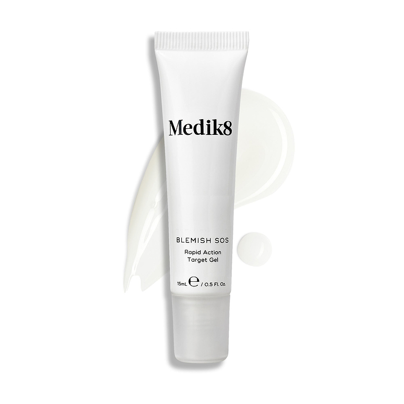 Un tube de Blemish SOS se tient à la verticale, avec un trait ondulé de gel clair et une goutte à côté.