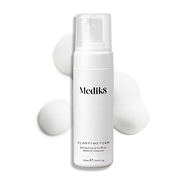 Flacon-pompe Medik8 Clarifying Foam présenté sur un fond blanc propre avec trois petites touffes de mousse blanche aérienne. Le texte l'identifie comme un Refreshing AHA/BHA Blemish Cleanser de 150 mL