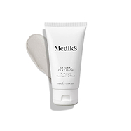 Le Natural Clay Mask se tient à la verticale, avec un échantillon d’argile gris clair à côté.