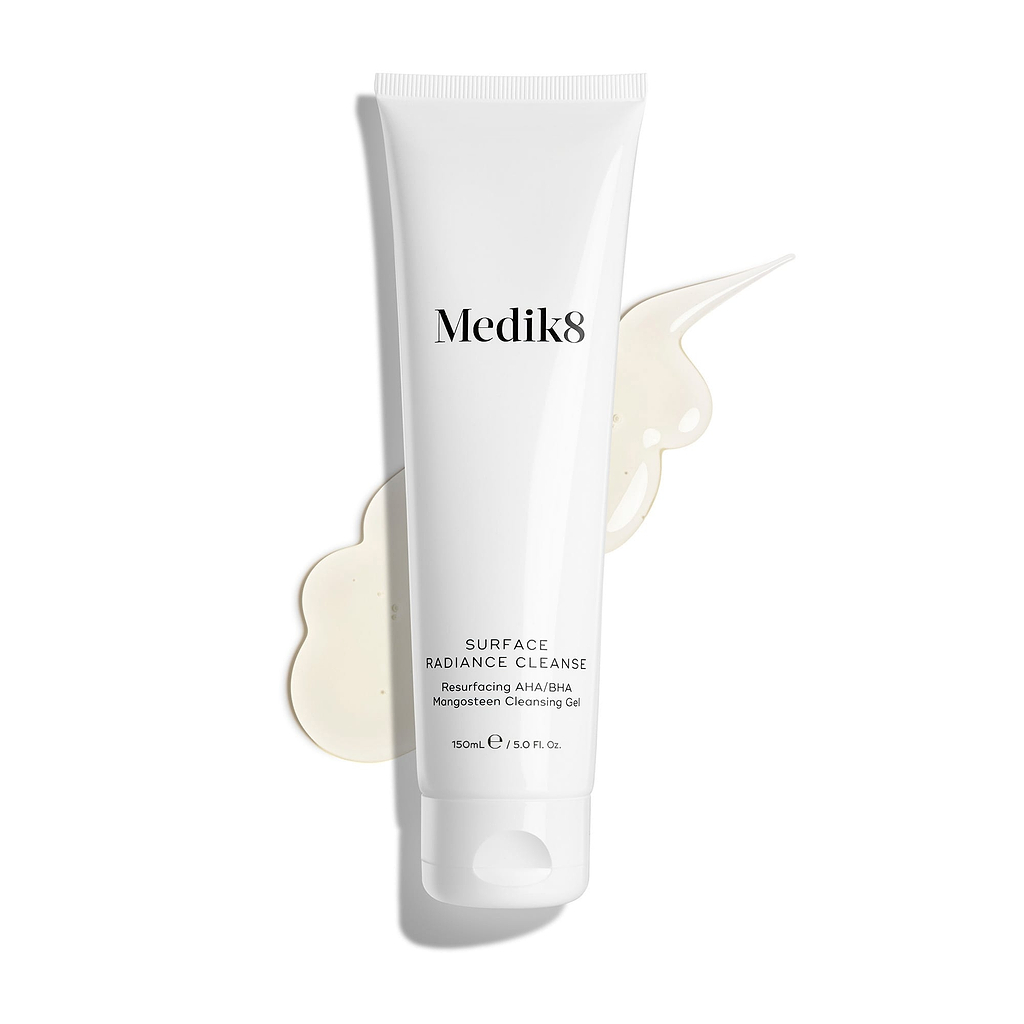 Tube Medik8 Surface Radiance Cleanse présenté sur un fond blanc propre avec un large trait de gel translucide. Le texte l'identifie comme un Resurfacing AHA/BHA Mangosteen Cleansing Gel de 150 mL 