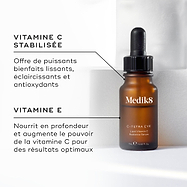 Flacon de sérum Medik8 C-Tetra Eye sur un fond orange chaud. Le texte met en avant la vitamine C stabilisée pour lisser, illuminer et apporter des bienfaits antioxydants et la vitamine E pour nourrir et renforcer l’effet de la vitamine C