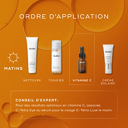 Graphique du guide de superposition sur fond orange avec des illustrations de gouttes, présentant une routine de soins du matin en français. Le flacon de sérum Medik8 C-Tetra Eye est mis en avant comme étape « Vitamine C », après le nettoyage et le tonique, et avant la protection solaire. Le texte inclut un conseil d’expert : l’associer au sérum visage C-Tetra Luxe pour des résultats optimaux.