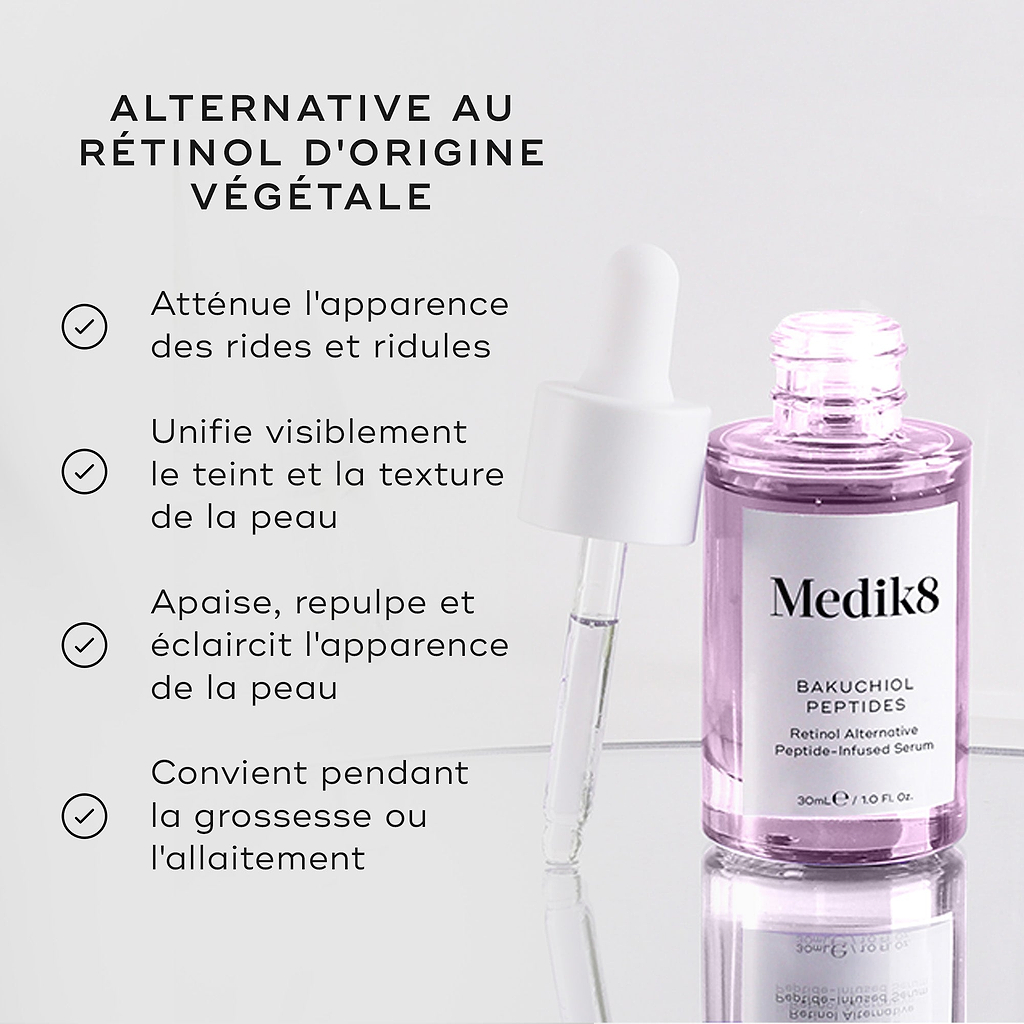 Un flacon compte-gouttes en verre violet de sérum Bakuchiol Peptides est présenté avec son compte-gouttes. À gauche, le texte met en avant le produit comme ALTERNATIVE AU RÉTINOL D’ORIGINE VÉGÉTALE avec des bénéfices incluant : lisser les rides et ridules, uniformiser visiblement le teint et la texture de la peau, calmer, repulper et illuminer l’apparence de la peau, et être adapté à une utilisation pendant la grossesse ou l’allaitement.