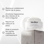 Bocal de crème Medik8 C-Tetra affiché sur un bloc de pierre grise sur fond blanc avec des rayons de lumière douce. L’image présente quatre affirmations avec coche : Restaure visiblement l’éclat de la peau, Améliore l’apparence des ridules et du teint irrégulier, Nourrit et adoucit la peau, Aide à prévenir les signes visibles du vieillissement