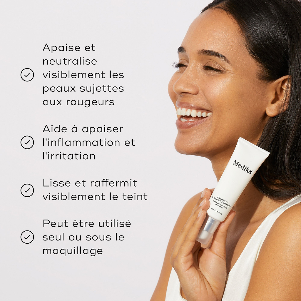 Une femme tient un tube de Calmwise Colour Correct. Il calme et neutralise visiblement les peaux sujettes aux rougeurs, aide à apaiser l’inflammation et les irritations, lisse et raffermit visiblement le teint, et peut être utilisé seul ou sous le maquillage.