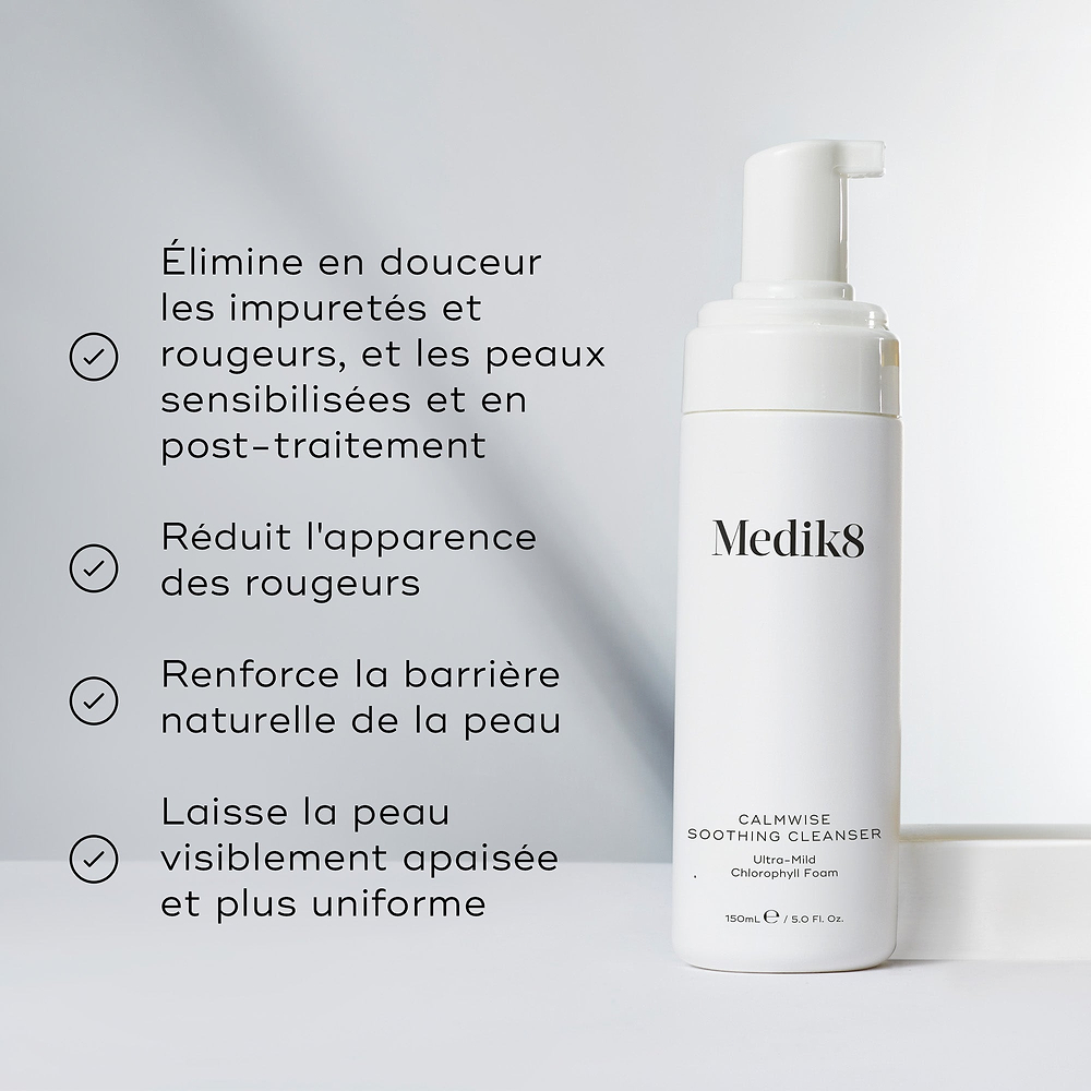 Image divisée montrant le flacon nettoyant à côté d’une liste d’avantages, incluant Élimine en douceur les impuretés des peaux rouges, sensibles et post-traitement et Réduit l’apparence des rougeurs.