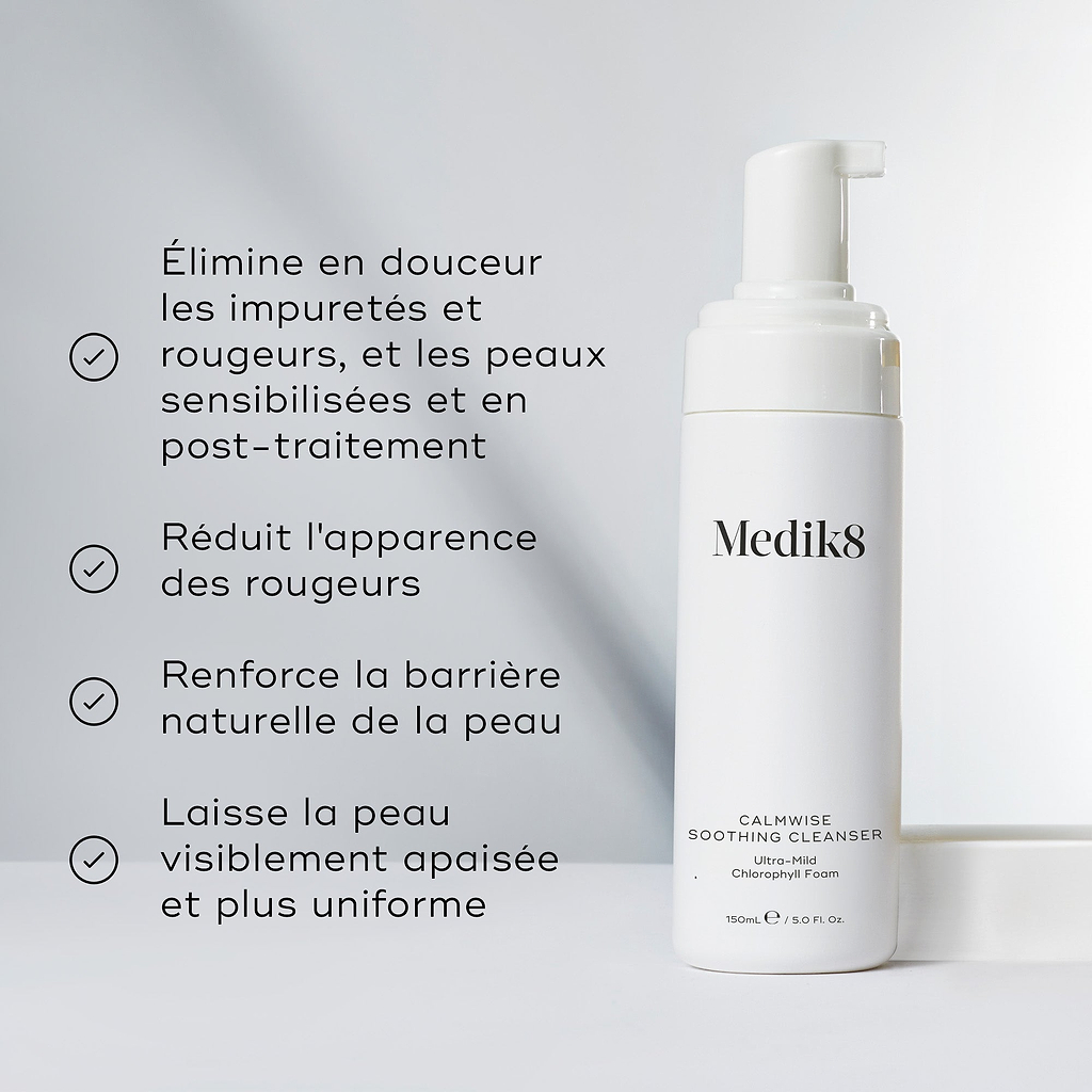 Image divisée montrant le flacon nettoyant à côté d’une liste d’avantages, incluant Élimine en douceur les impuretés des peaux rouges, sensibles et post-traitement et Réduit l’apparence des rougeurs.