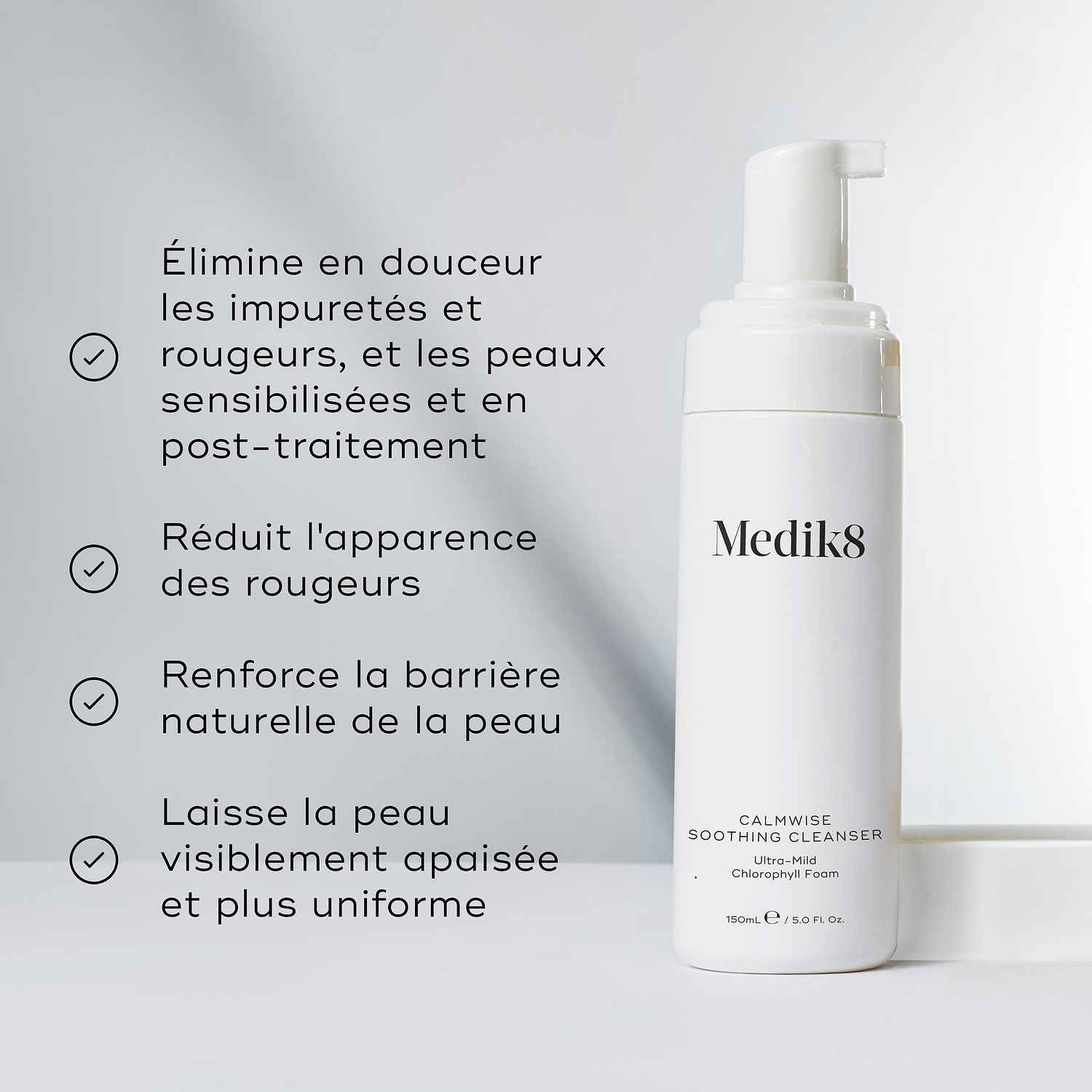 Image divisée montrant le flacon nettoyant à côté d’une liste d’avantages, incluant Élimine en douceur les impuretés des peaux rouges, sensibles et post-traitement et Réduit l’apparence des rougeurs.